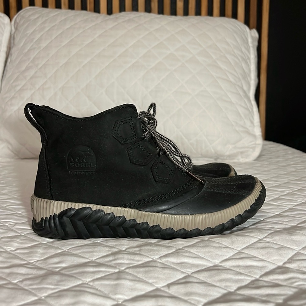 Sorel women's Out N About rain snow duck bootie black size 6.5